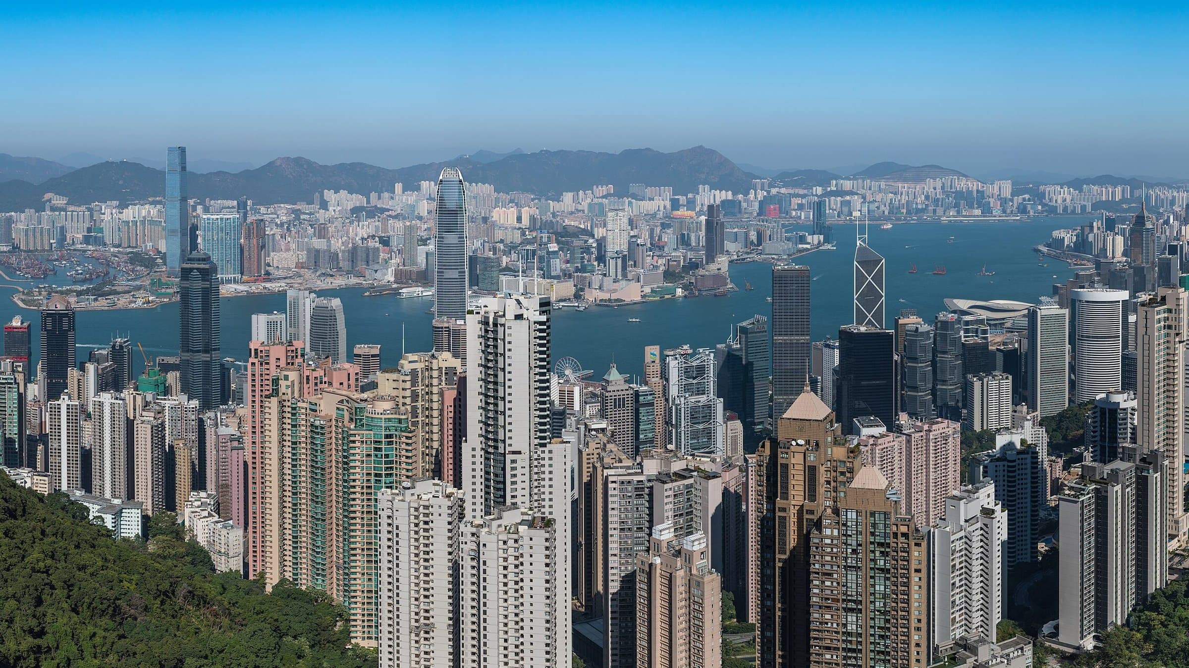 香港中环金融区与维多利亚港天际线