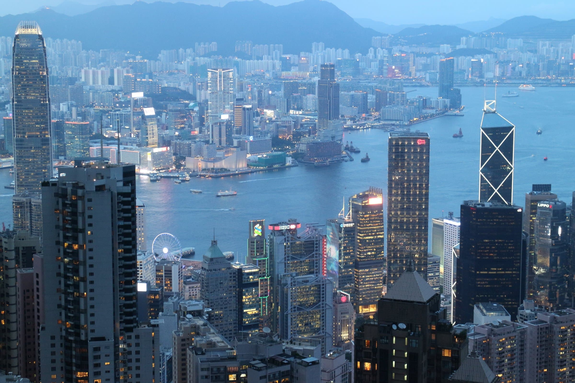 香港中环金融区与维多利亚港天际线